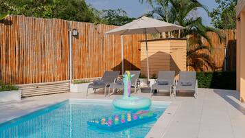 Piscine extérieure, chaises longues