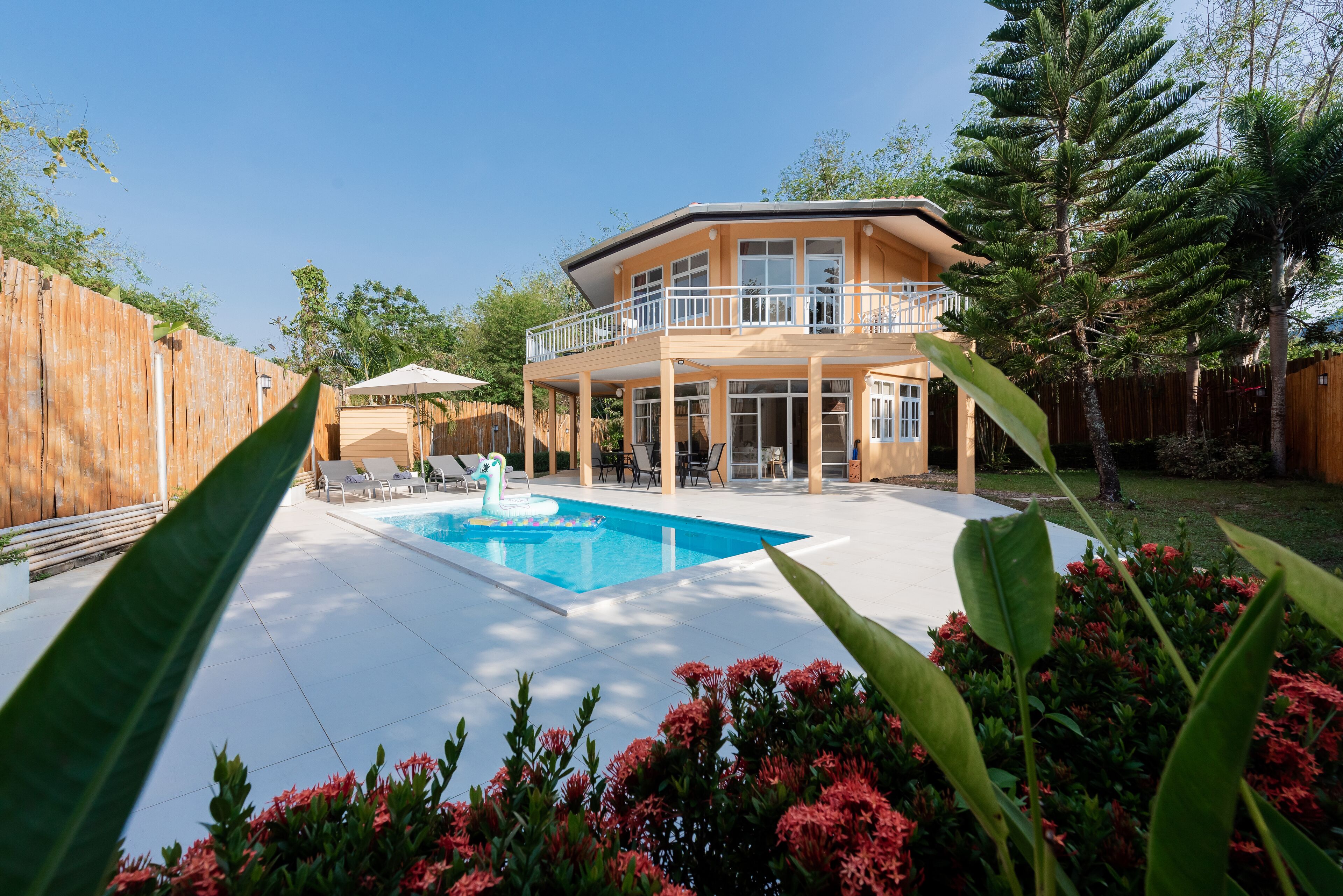 Piscina externa, espreguiçadeiras