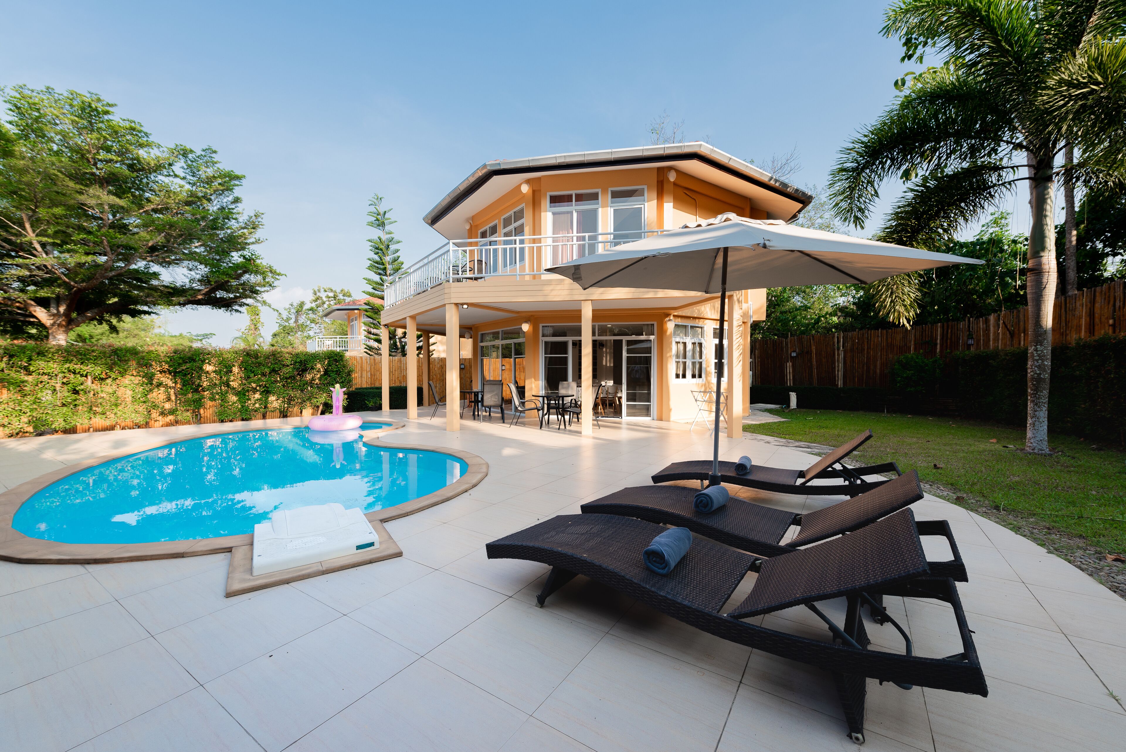 室外游泳池，提供日光浴躺椅