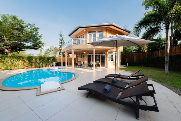 Outdoor pool, pool loungers - Twin Villas Ao Nang (Krabi)