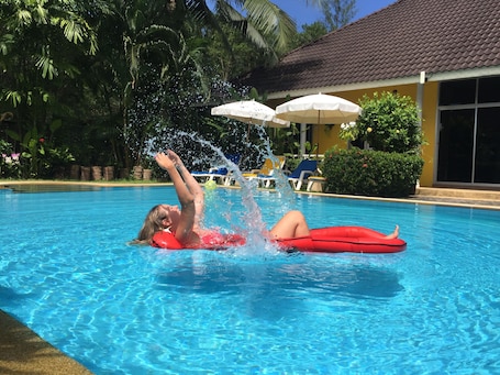 Outdoor pool. Loma Resort