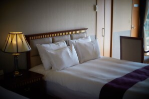 1 sovrum, duntäcken, minibar med vissa gratis produkter och skrivbord
