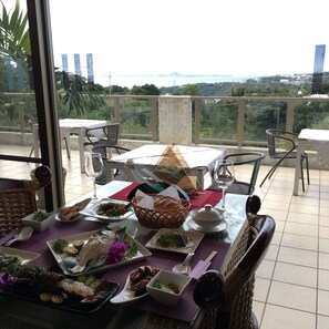 供應晚餐，當地料理