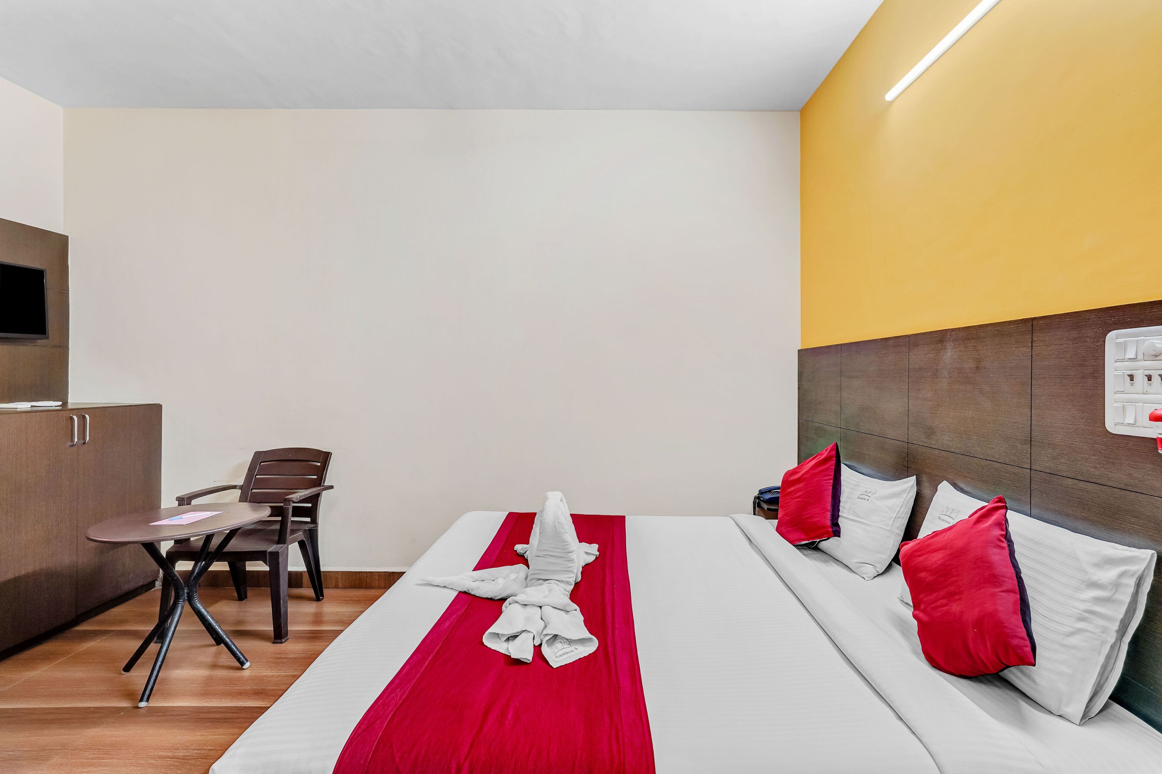 Ein Hotelzimmer mit Bett, Schreibtisch und Stuhl.