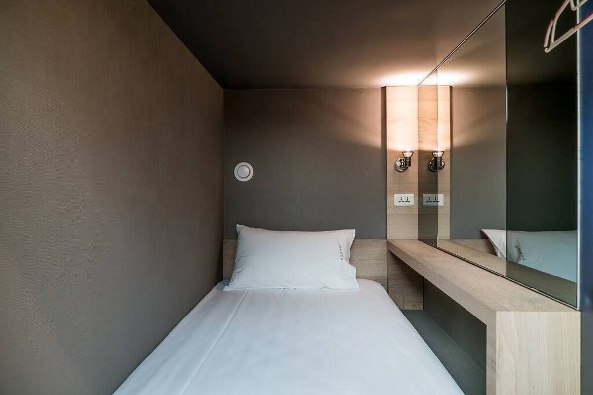 Egyptian cotton sheets, premium bedding, down comforters, desk