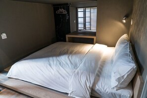 Egyptian cotton sheets, premium bedding, down duvets, desk - Taipei Discover Hostel (Taipei)