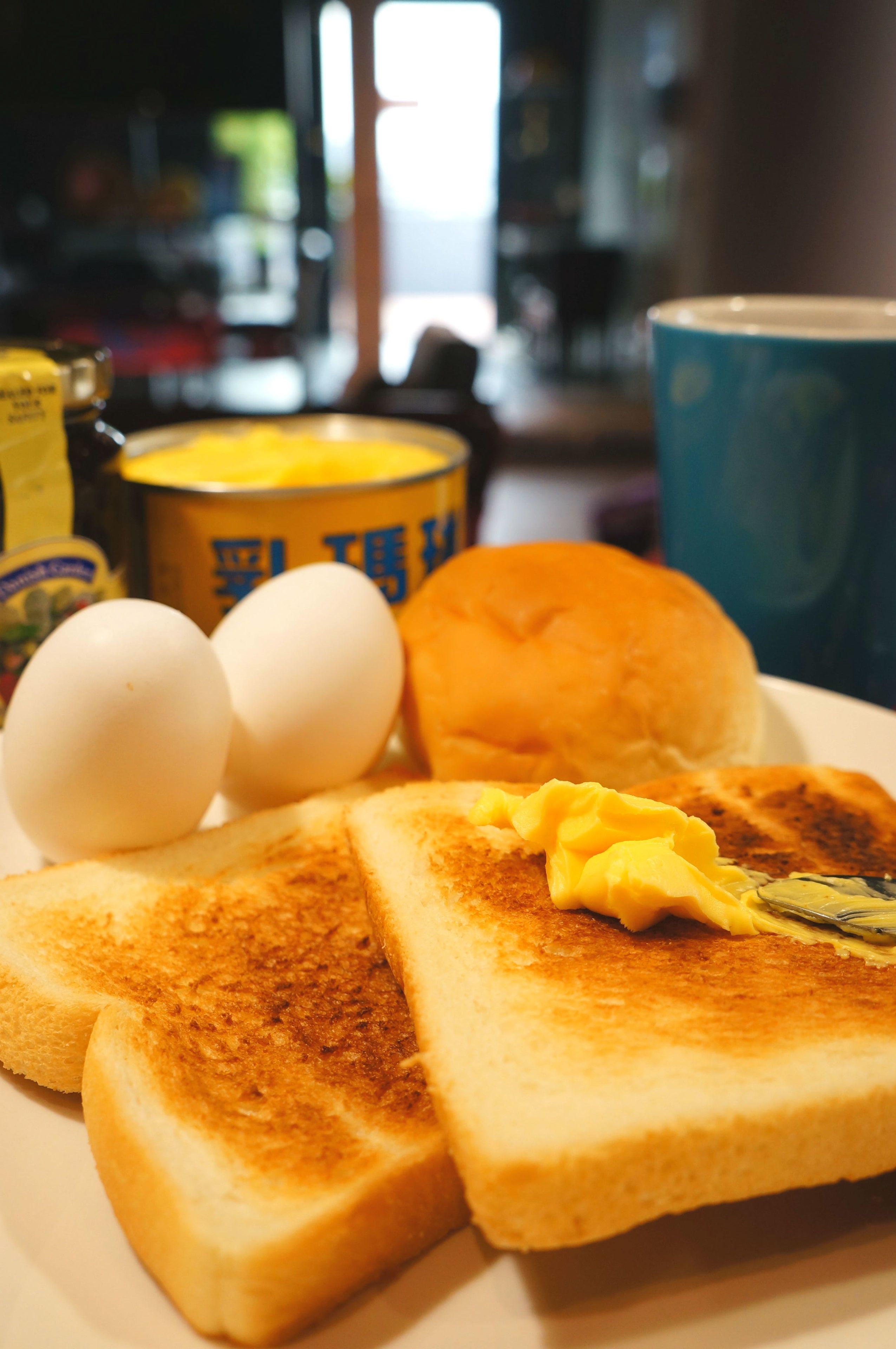Un plato con tostadas, huevos y un muffin.