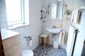 Shower, free toiletries, hair dryer, towels - Gasthof und Hotel zum Hirsch (Ichenhausen)