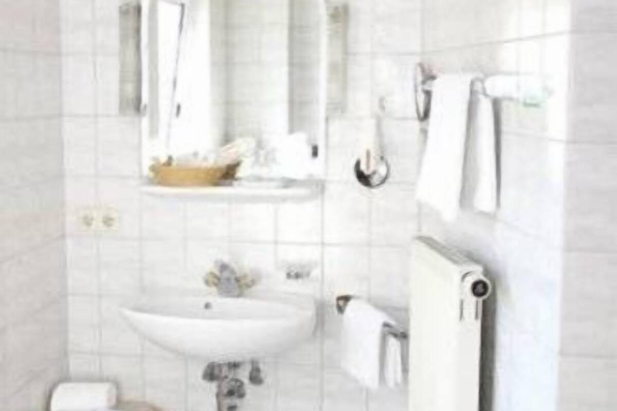 Suihku, ilmaiset hygieniatuotteet, hiustenkuivaaja, pyyhkeet