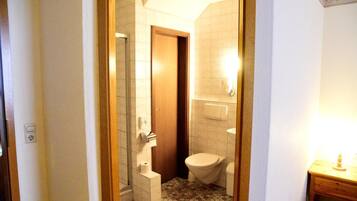 Douche, articles de toilette gratuits, sĂšche-cheveux