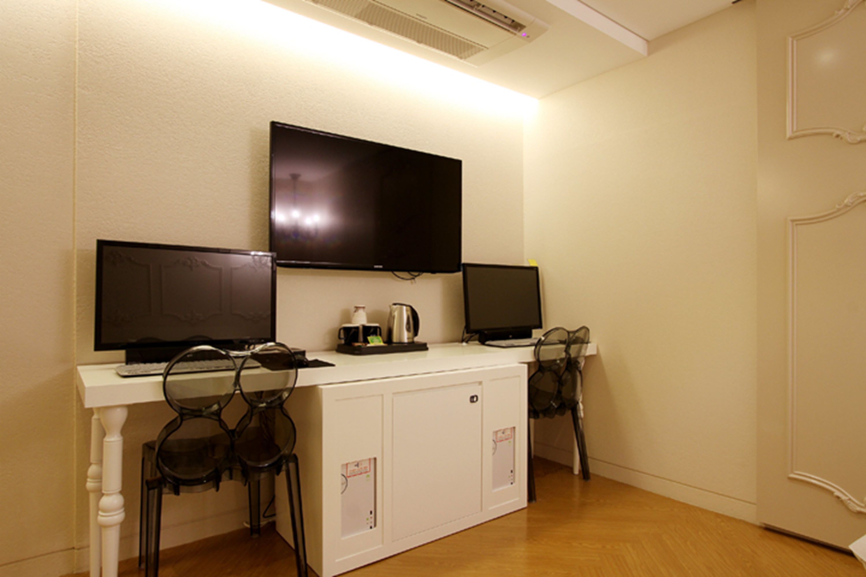 premium double room | room amenity