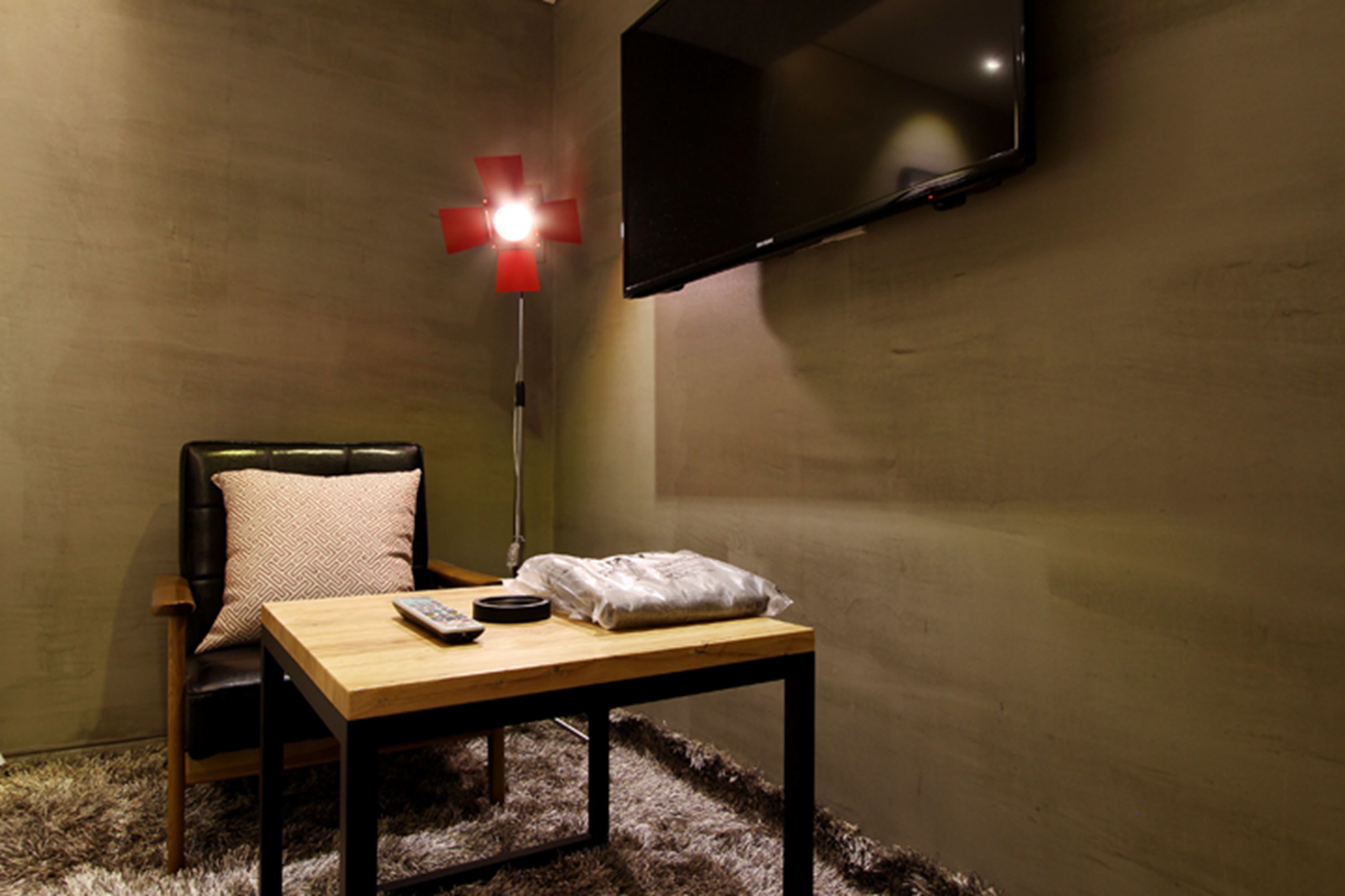 premium twin room | living area | flat-screen tv