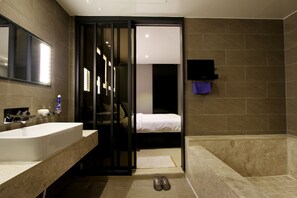 Deluxe Room | Bathroom