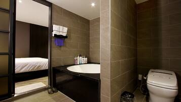Deluxe Room | Bathroom | Combined shower/tub, free toiletries, hair dryer, bathrobes
