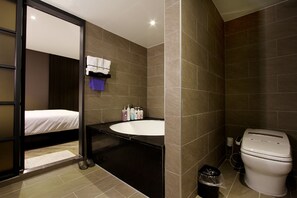 Quarto luxo | Banheiro | Chuveiro/banheira combinados, produtos de toalete grátis