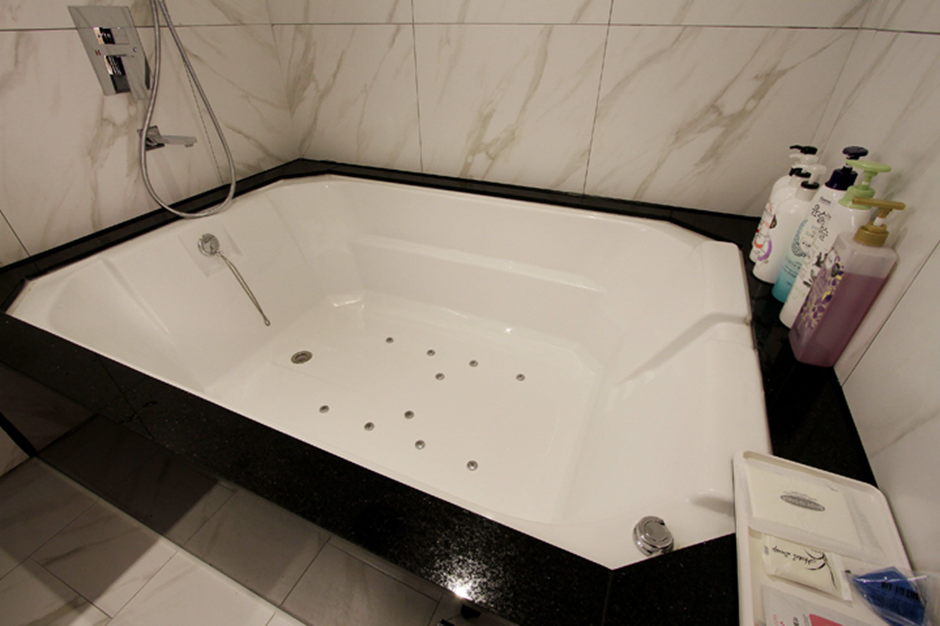 premium double room | deep-soaking bathtub