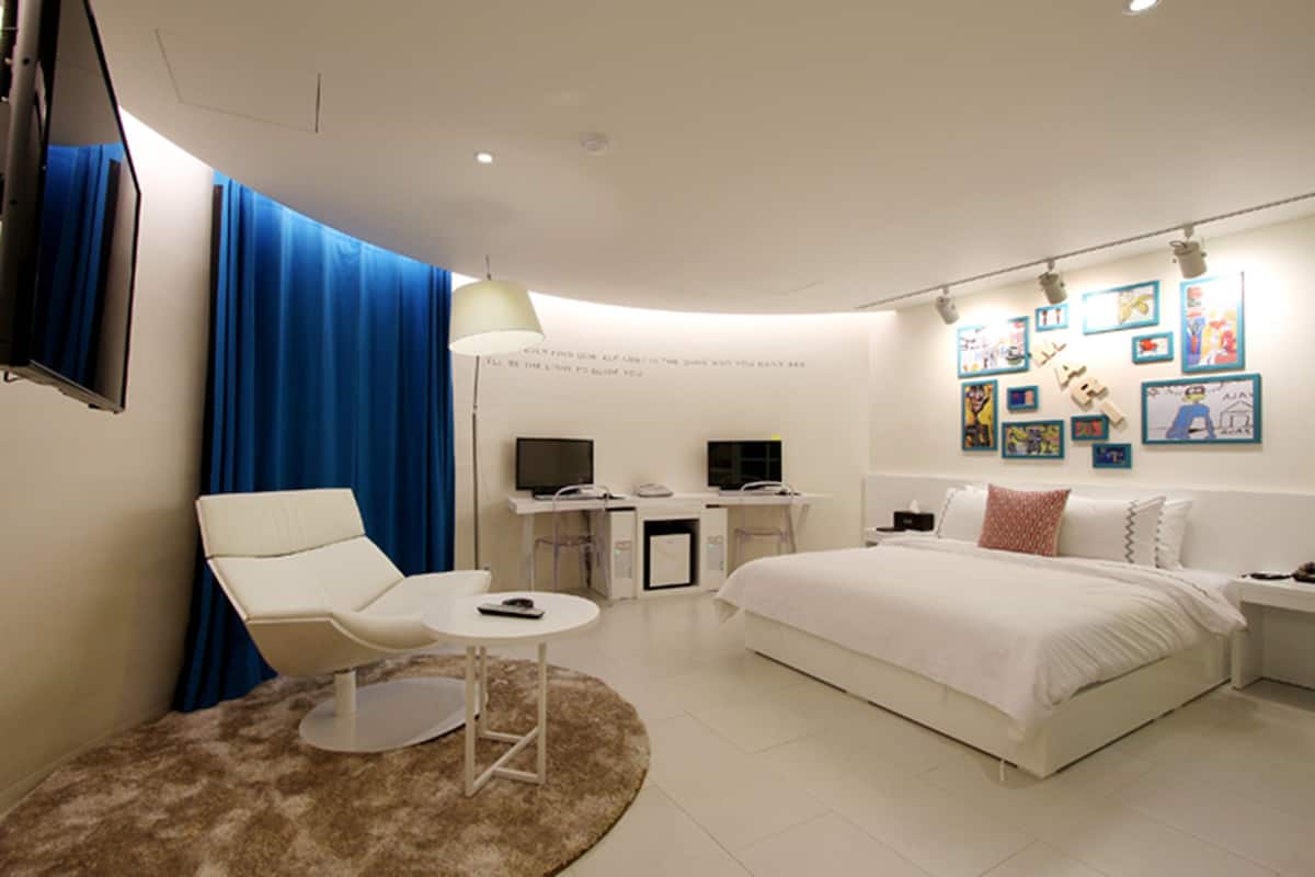 suite | desk, soundproofing, free wifi