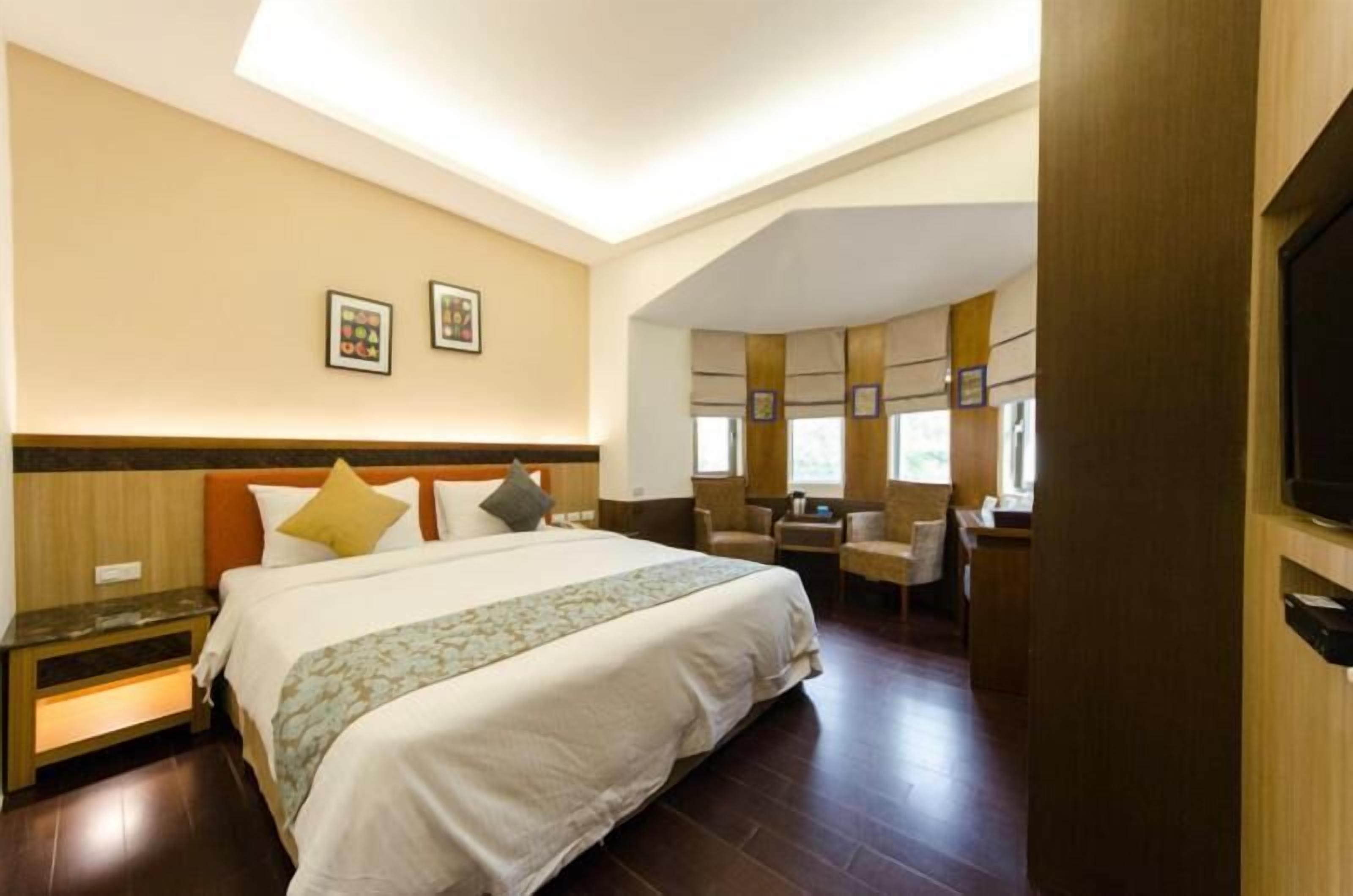 Desk, WiFi (free), bed sheets