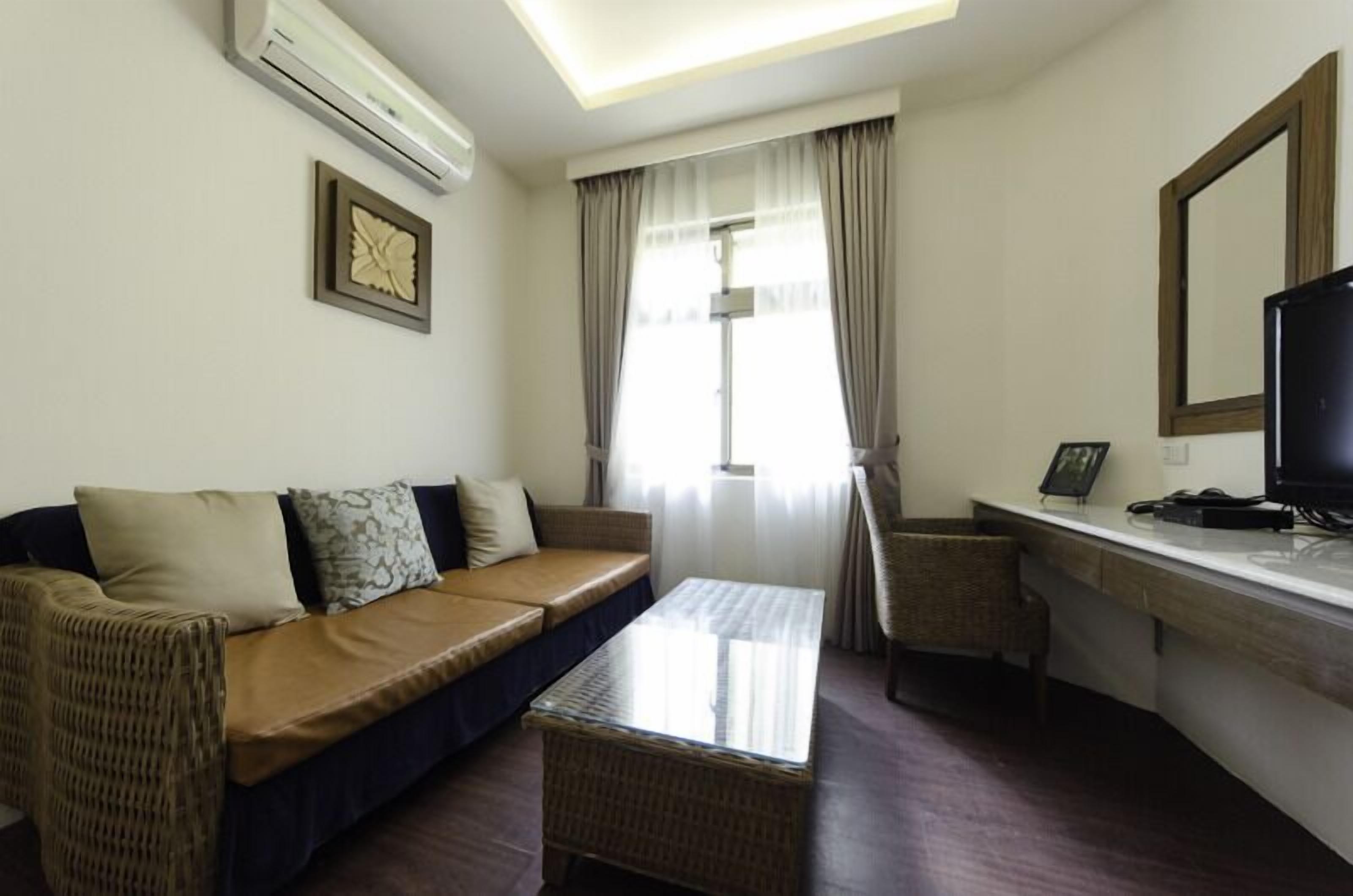 family room (6 people) | desk, free wifi, bed sheets
