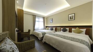 Quadruple Room | Desk, free WiFi, bed sheets