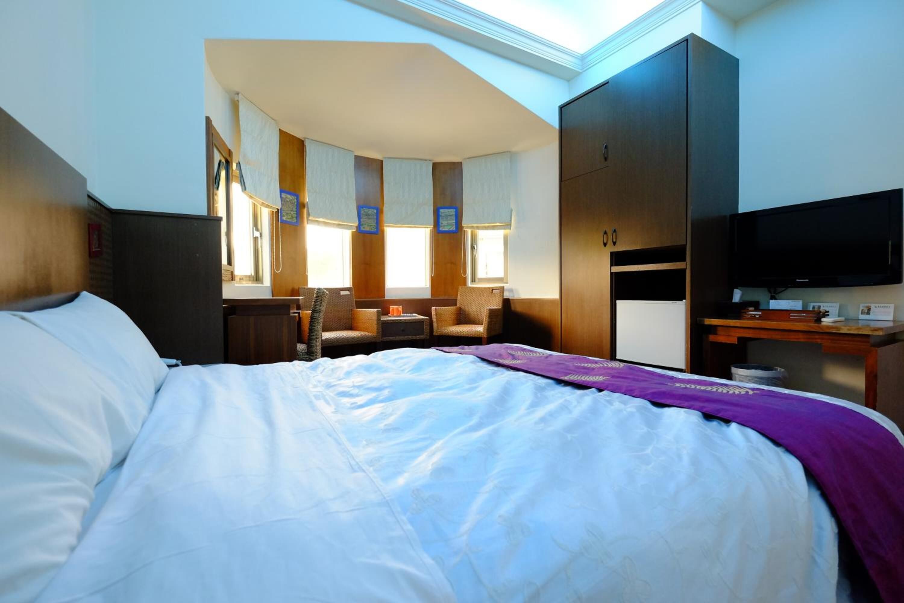 desk, free wifi, bed sheets