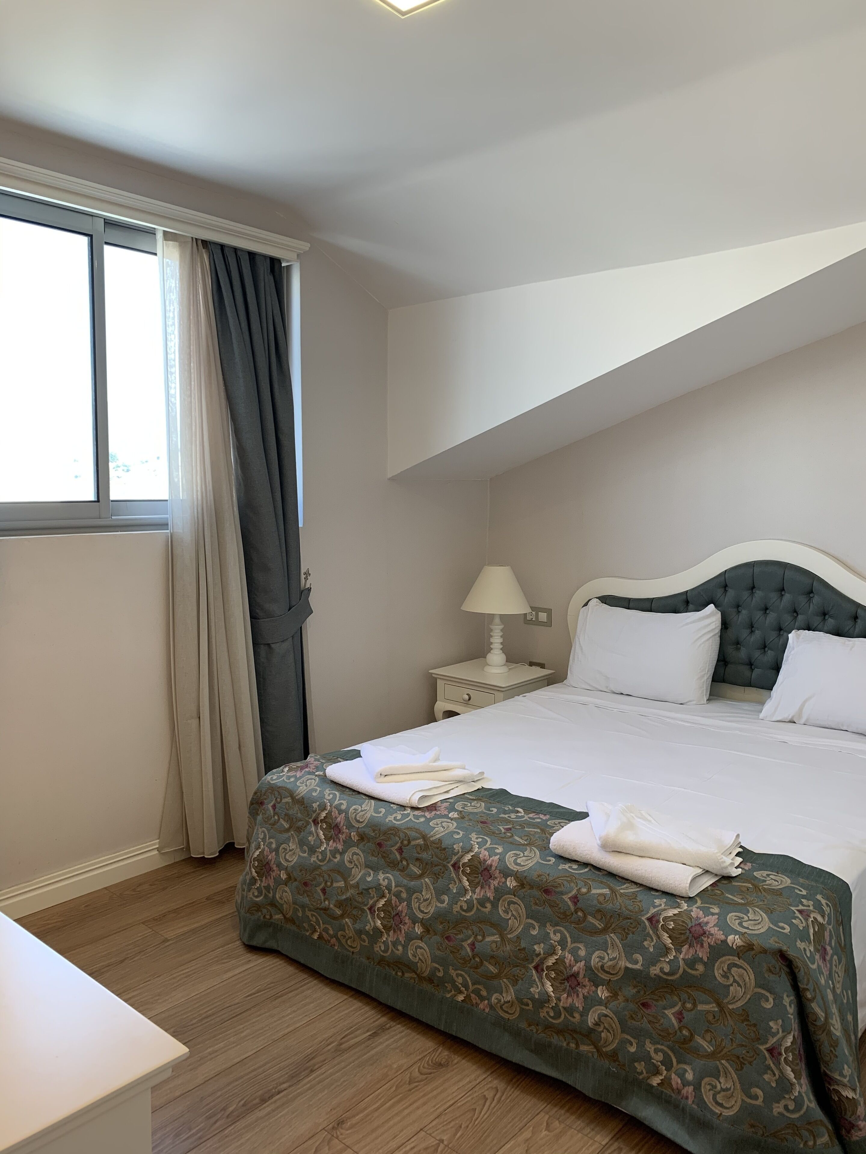 Familie penthouse, 2 slaapkamers | Een kluis op de kamer, een bureau, een laptopwerkplek