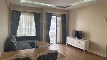 Familieleilighet, 2 soverom, hageutsikt | Safe på rommet, skrivebord, skrivebord for bærbar PC og lydisolert