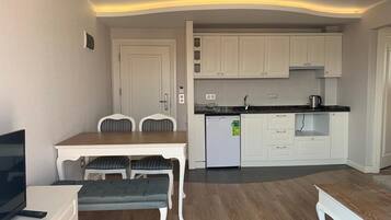 Suite Keluarga, 2 kamar tidur, pemandangan kebun | Dapur pribadi | Lemari es dan ketel listrik