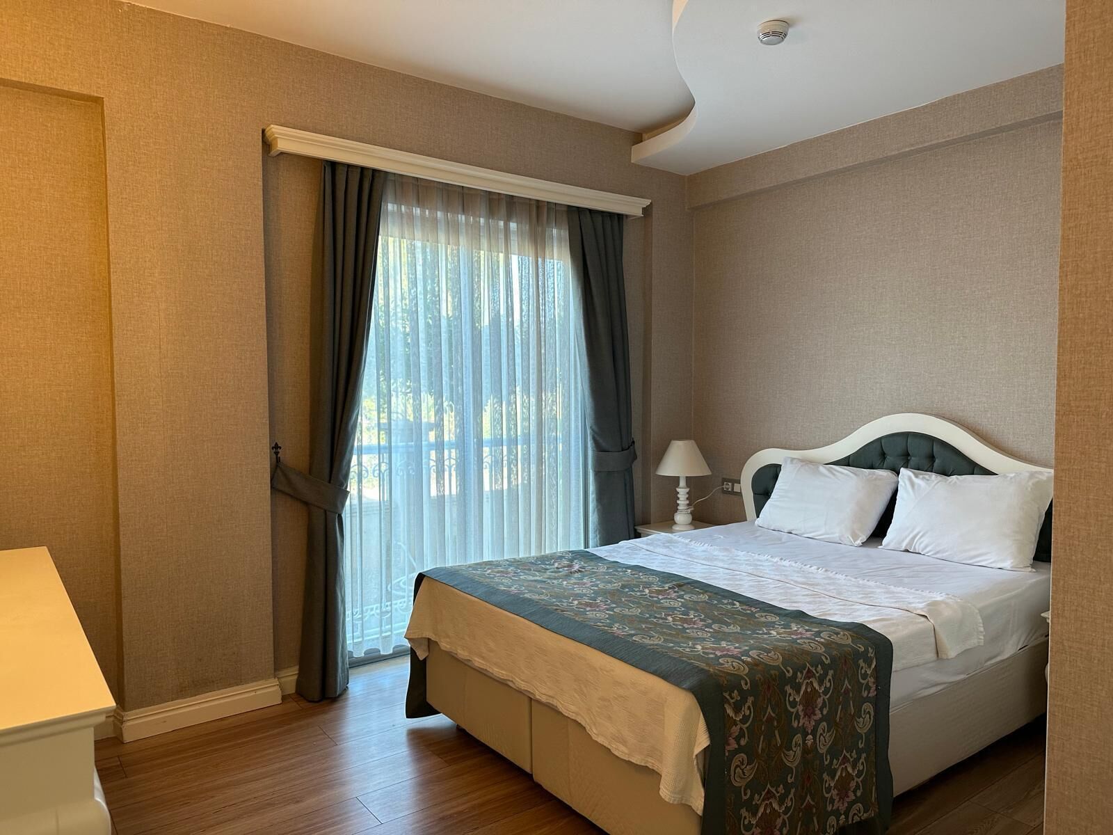 Lägenhet Basic - 1 sovrum - utsikt mot trädgården | Värdeförvaringsskåp på rummet, skrivbord och arbetsyta för laptop