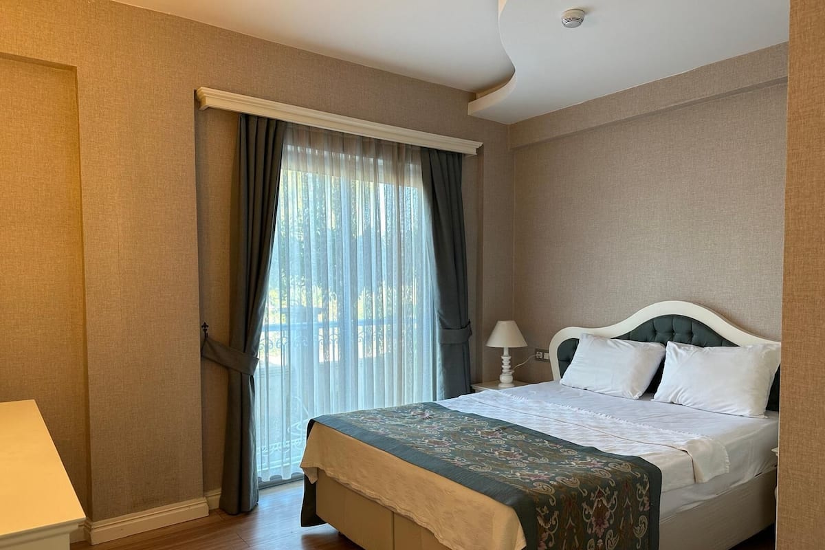 Lägenhet Basic - 1 sovrum - utsikt mot trädgården | Värdeförvaringsskåp på rummet, skrivbord och arbetsyta för laptop