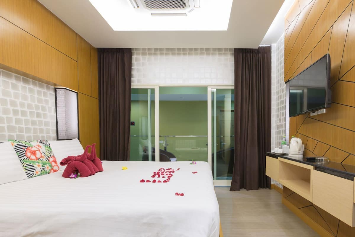 In-room safe, desk, free WiFi, bed sheets