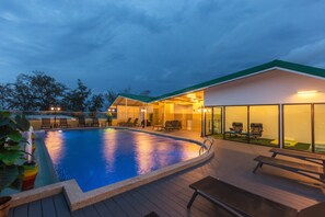 Indoor pool, outdoor pool - Anda Beachside Hotel (Karon)