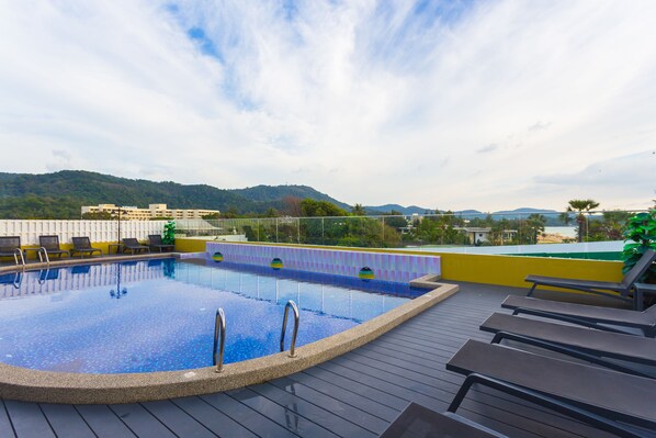 من حمّامات السباحة المغطاة، حمّام سباحة خارجي