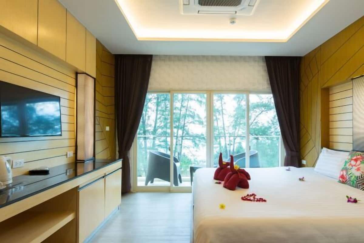 1 bedroom, in-room safe, desk, free WiFi