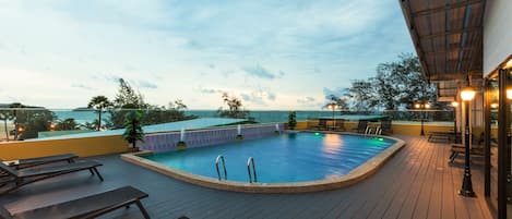 Una piscina techada, una piscina al aire libre