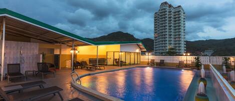 Una piscina techada, una piscina al aire libre