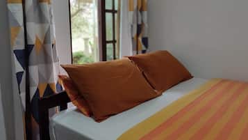 Standardværelse - 1 queensize-seng - privat badeværelse - stueetage | Egyptiske bomuldslagner, premium-sengetøj, Select Comfort-senge