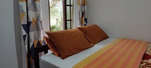 Standard Room, 1 Queen Bed, Private Bathroom, Ground Floor | Egyptian cotton sheets, premium bedding, Select Comfort beds - Andrews Hostel (Nuwara Eliya)
