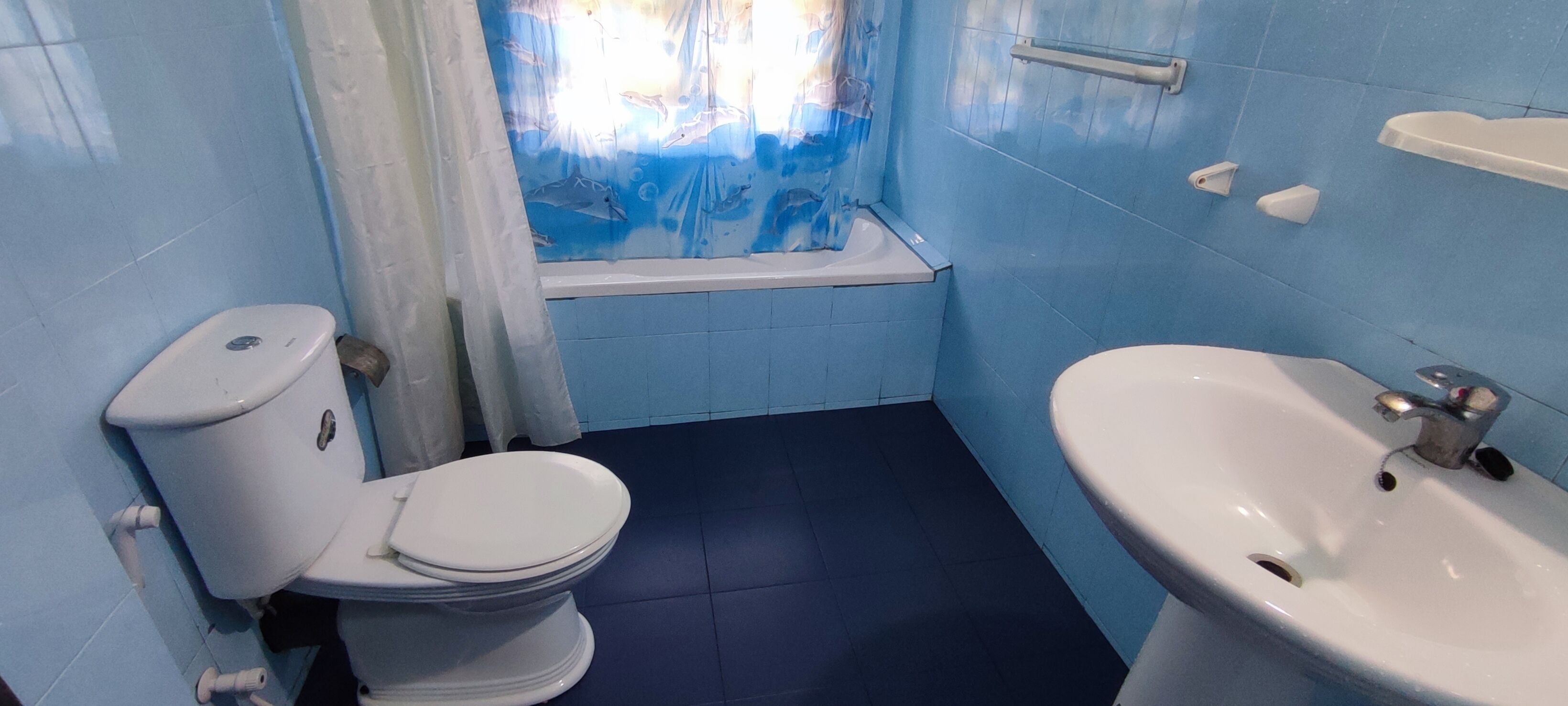 Un baño con inodoro, lavabo y bañera.