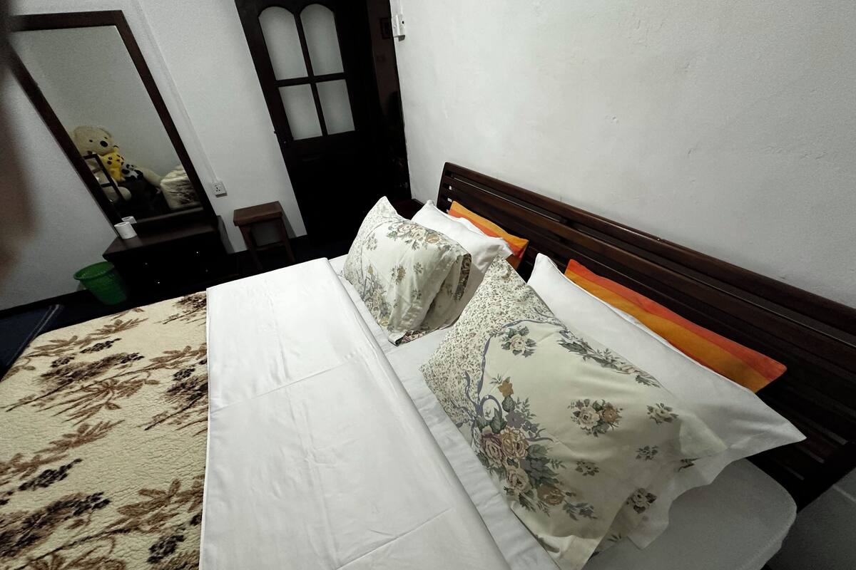 Habitación estándar, 1 cama King size, planta baja | 1 habitación, sábanas de algodón egipcio y ropa de cama de alta calidad
