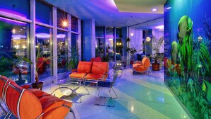 Lobby-lounge