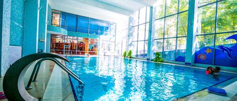 Una piscina cubierta (de 10:00 a 18:00), tumbonas