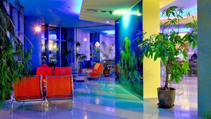 Lobby-lounge