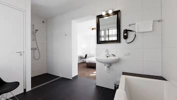 Designer-Toilettenartikel, Haartrockner, Handtücher, Shampoo