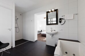 Designer toiletries, hair dryer, towels, shampoo - College Hotel Alkmaar (Alkmaar)