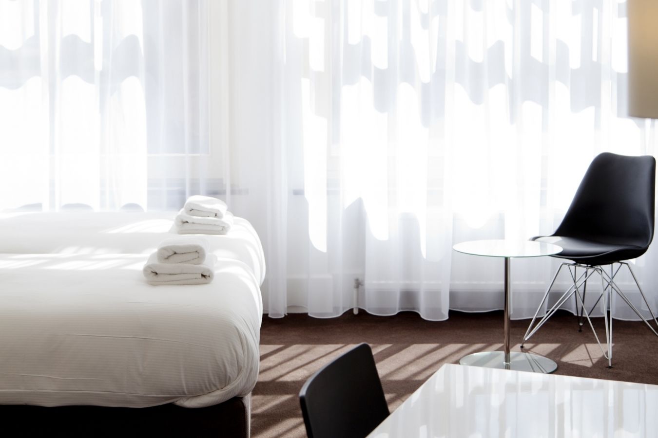 Comfort vierpersoonskamer | Luxe beddengoed, een bureau, geluiddichte muren, babybedden