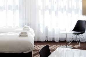 Comfort Quadruple Room | Premium bedding, desk, soundproofing, cribs/infant beds - College Hotel Alkmaar (Alkmaar)