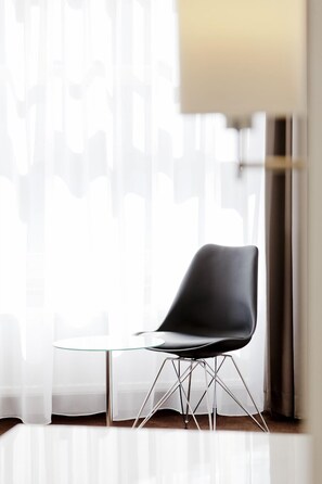 En 34-tommers Flatskjerm-TV med kabel-kanaler samt TV og bøker