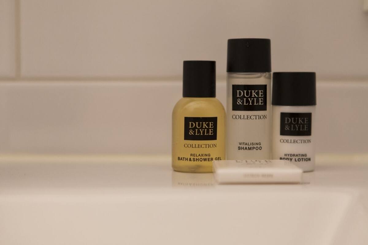 Drei Produkte der Duke & Lyle Collection: entspannendes Bad- und Duschgel, vitalisierendes Shampoo und feuchtigkeitsspendende Körperlotion.
