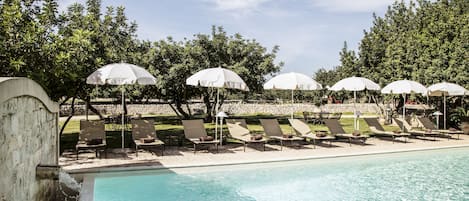 Piscine extérieure, parasols de plage, chaises longues